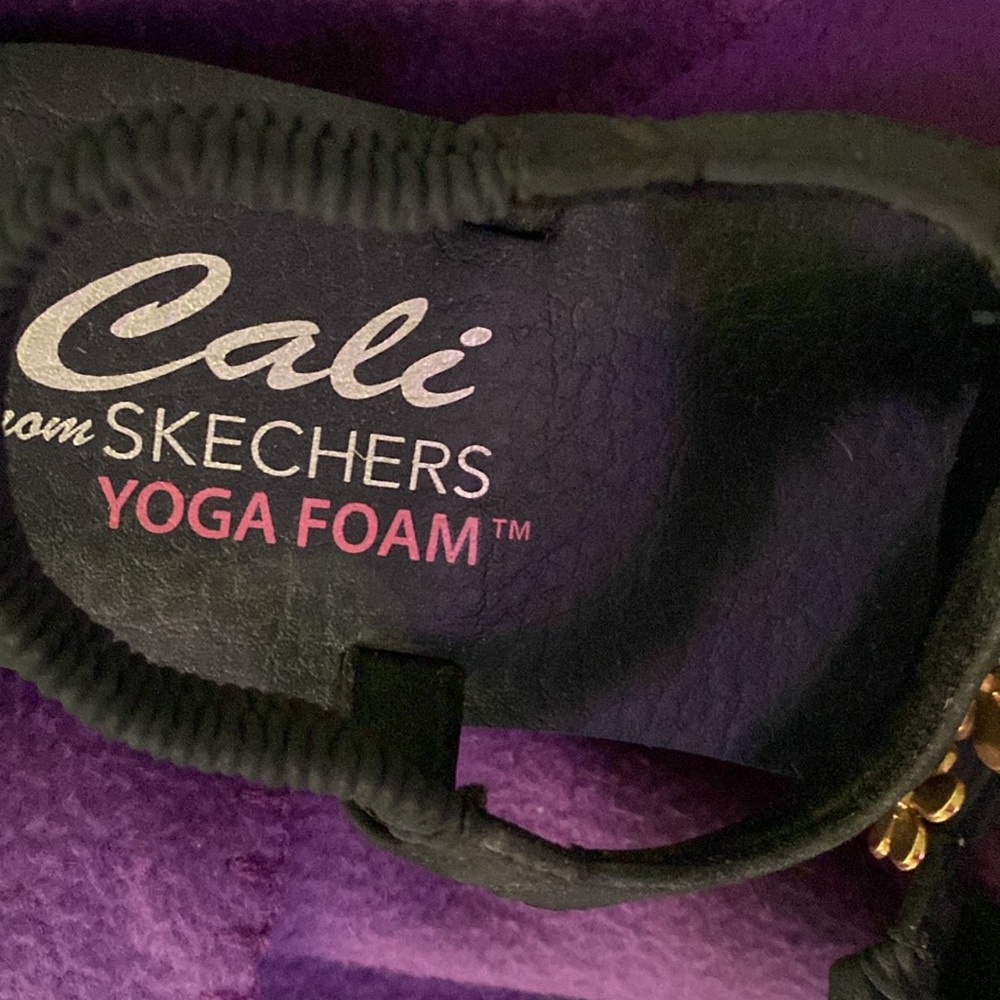 Cali sandals by Skechers. Flower jewel embelishments. - Picture 2 of 6